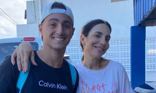 
				
					Ivete Sangalo esbanja simpatia e posa com fãs ao retornar à Salvador
				
				