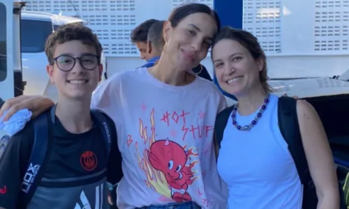 
				
					Ivete Sangalo esbanja simpatia e posa com fãs ao retornar à Salvador
				
				