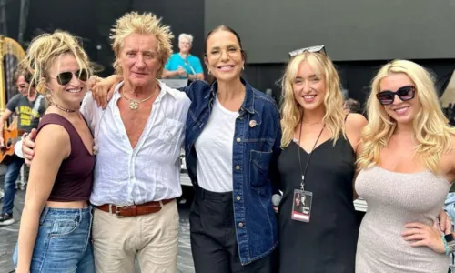 
				
					Ivete Sangalo posa ao lado de Rod Stewart e revela detalhes do show
				
				