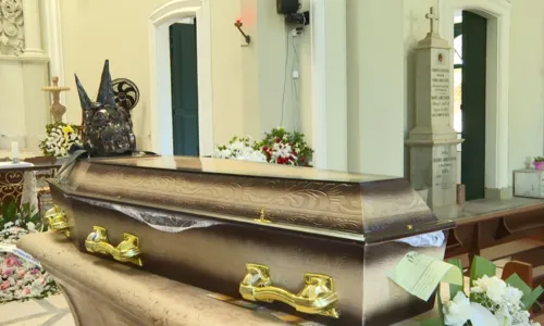 
				
					Jayme Figura é enterrado sob forte comoção em Salvador
				
				