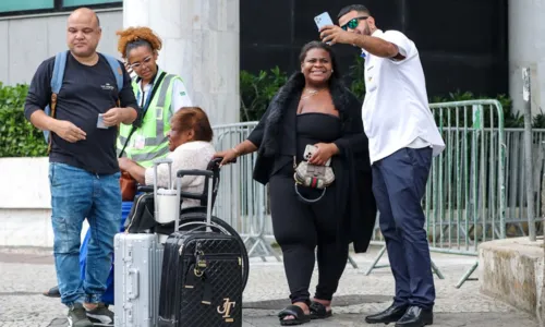 
				
					Jojo Todynho desembarca em aeroporto com avó e atende fãs; FOTOS
				
				