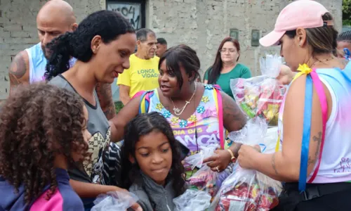 
				
					Jojo Todynho faz entrega de brinquedos para crianças no Rio; FOTOS
				
				