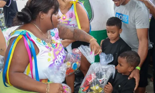 
				
					Jojo Todynho faz entrega de brinquedos para crianças no Rio; FOTOS
				
				