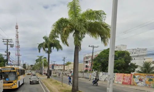 
				
					Jovem de 18 anos é baleado por homens a bordo de um carro em Salvador
				
				