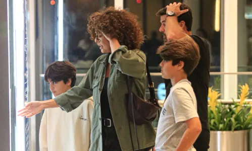 
				
					Juliana Paes faz rara aparição com a família em shopping de luxo no RJ
				
				