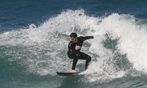 
				
					Klebber Toledo mostra habilidades ao surfar em praia do RJ; FOTOS
				
				