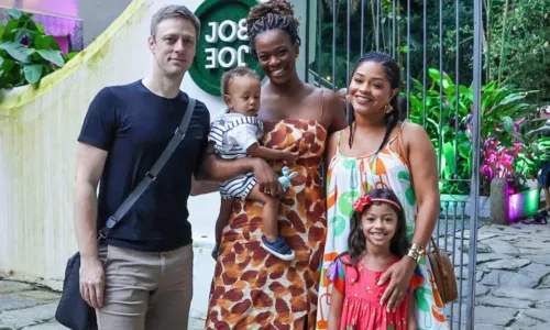 
				
					Lázaro Ramos comemora aniversário com famosos e familiares no Rio
				
				