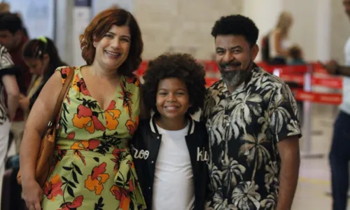 
				
					Levi Asaf, de 'Amor Perfeito', tira fotos com fãs em aeroporto
				
				