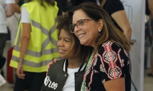 
				
					Levi Asaf, de 'Amor Perfeito', tira fotos com fãs em aeroporto
				
				