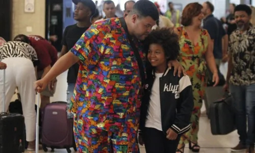 
				
					Levi Asaf, de 'Amor Perfeito', tira fotos com fãs em aeroporto
				
				