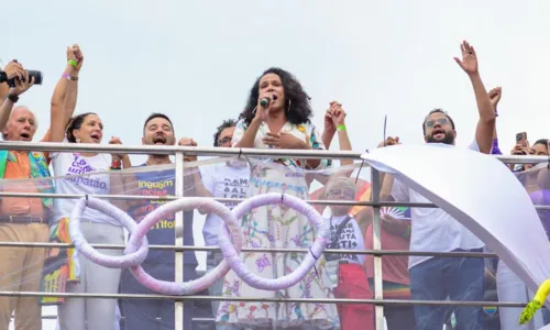 
				
					Lexa beija muito durante a 28ª Parada do Orgulho LGBTI+ no Rio
				
				