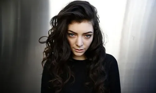 
				
					Lorde surpreende e canta duas faixas inéditas em festival no Reino Unido
				
				