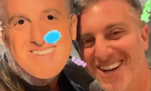 
				
					Luciano Huck recebe surpresa de aniversário da família no 'Domingão'
				
				