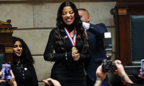 
				
					Ludmilla recebe medalha especial após bater recorde de doações de sangue
				
				