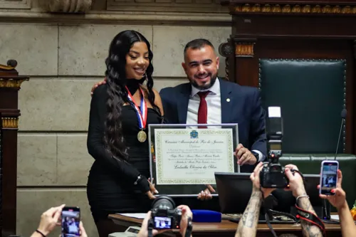 
				
					Ludmilla recebe medalha especial após bater recorde de doações de sangue
				
				