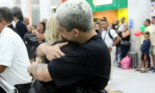 
				
					Luísa Sonza troca beijos com novo namorado em aeroporto; FOTOS
				
				