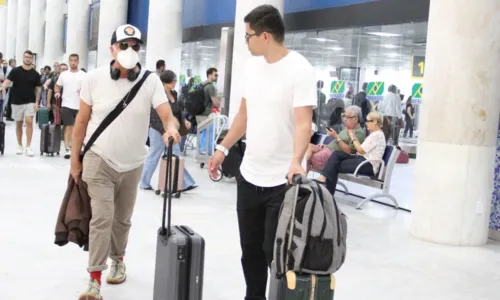 
				
					Lulu Santos e marido são flagrados em aeroporto do Rio de Janeiro
				
				