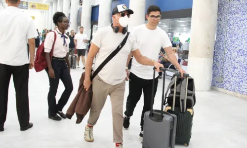 
				
					Lulu Santos e marido são flagrados em aeroporto do Rio de Janeiro
				
				