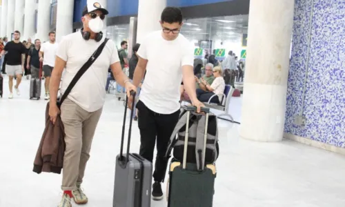 
				
					Lulu Santos e marido são flagrados em aeroporto do Rio de Janeiro
				
				