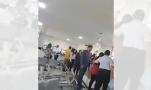 
				
					Mãe se revolta em hospital ao ver que filho não passaria por exames
				
				