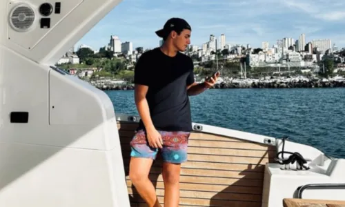 
				
					Marcelo Cady aproveita tarde em barco luxuoso e ganha recado de Ivete
				
				