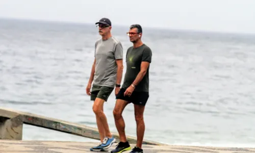 
				
					Marcos Caruso faz caminhada com marido no Rio de Janeiro
				
				