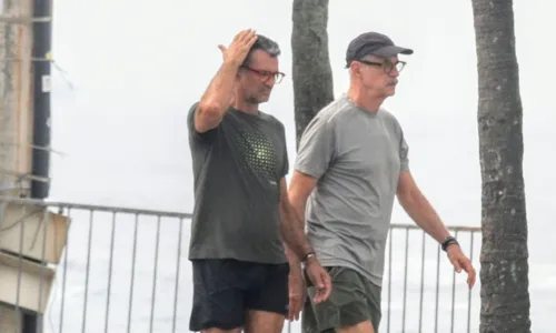 
				
					Marcos Caruso faz caminhada com marido no Rio de Janeiro
				
				