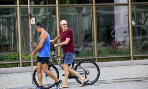 
				
					Marcos Caruso faz caminhada com namorado no Rio de Janeiro; FOTOS
				
				