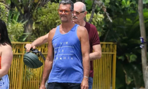 
				
					Marcos Caruso faz caminhada com namorado no Rio de Janeiro; FOTOS
				
				