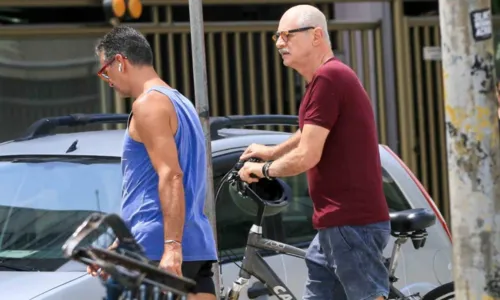 
				
					Marcos Caruso faz caminhada com namorado no Rio de Janeiro; FOTOS
				
				