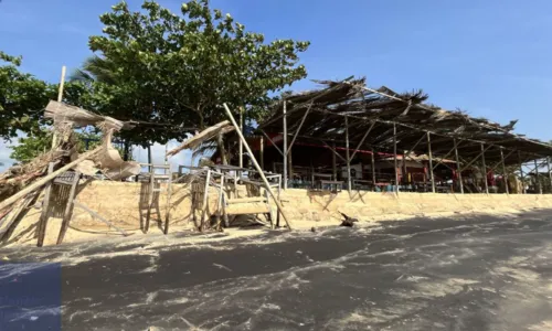 
				
					Maré avança, arrasta coqueiros e destrói calçadão na orla de Alcobaça
				
				