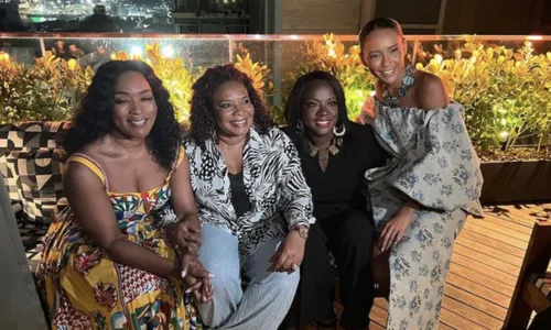 
				
					Margareth Menezes tieta Viola Davis durante jantar em Salvador
				
				