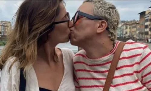 
				
					Maria Gadú se pronuncia anuncia casamento com namorada: 'Sim ao amor'
				
				