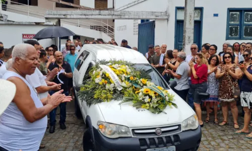
				
					Médico assassinado no Rio é enterrado na Bahia sob forte comoção
				
				