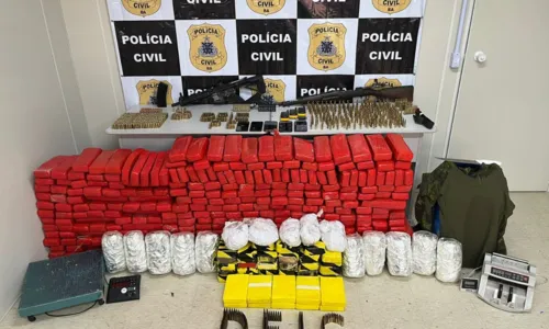 
				
					Meia tonelada de drogas é achada em casa de fugitivo da Lemos Brito
				
				