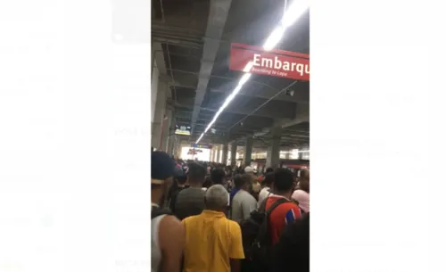 
				
					Metrô tem lentidão e estação fica lotada; VÍDEO
				
				