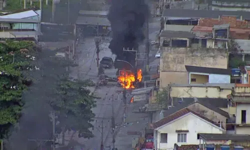 
				
					Mil policiais fazem operação no Rio após morte de médicos
				
				