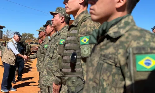 
				
					Ministro da Defesa visita local da queda de helicóptero da Marinha
				
				