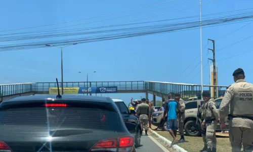 
				
					Moradores de Arembepe fazem protesto por falta de água na BA-099
				
				