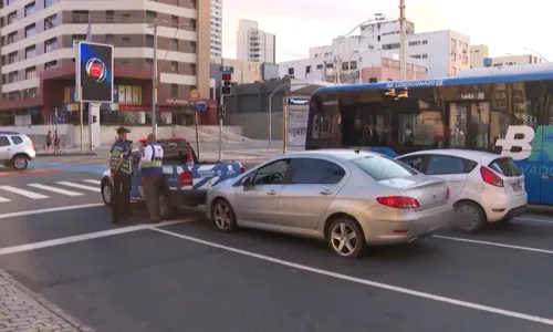 
				
					Motorista é flagrado após dormir ao volante em sinaleira em Salvador
				
				