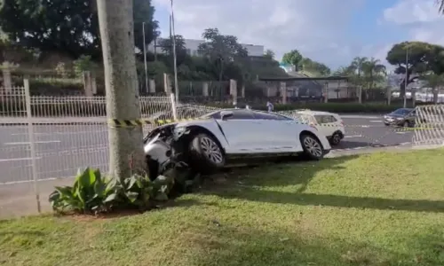 
				
					Motorista perde controle do carro e invade condomínio em Salvador
				
				