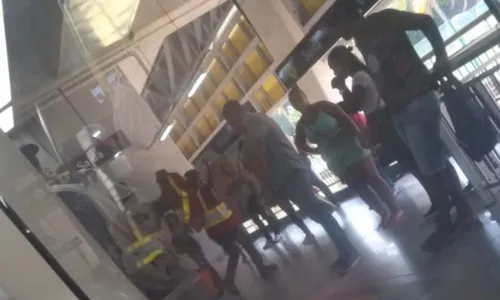 
				
					Mulher é empurrada nos trilhos do metrô na Estação Pituaçu
				
				