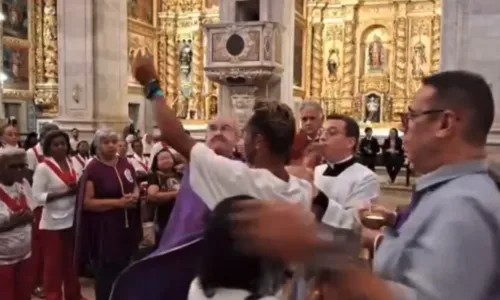 
				
					Mulher soca imagem de santa em igreja do extremo sul da Bahia
				
				