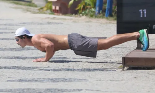 
				
					Nicolas Prattes ostenta corpo trincado ao fazer exercícios; FOTOS
				
				