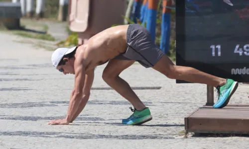 
				
					Nicolas Prattes ostenta corpo trincado ao fazer exercícios; FOTOS
				
				