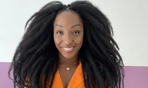 
				
					‘Nosso cabelo é político', reforça trancista sobre estética negra
				
				