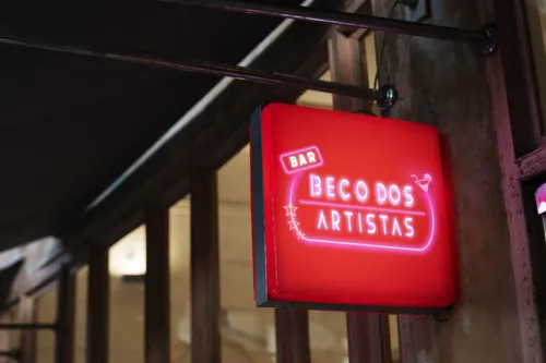 
				
					Novo bar LGBTQIAP+ no Rio Vermelho homenageia Beco dos Artista
				
				