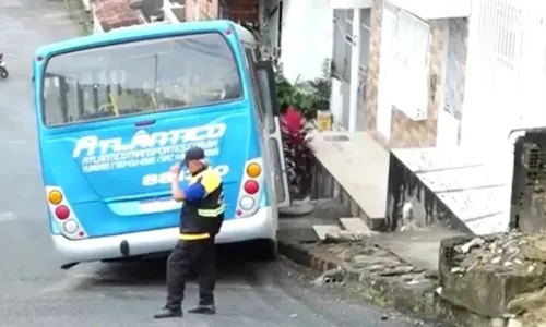 
				
					Ônibus desce ladeira e atinge casa após motorista perder controle do veículo na Bahia
				
				