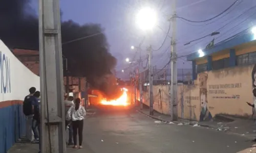 
				
					Ônibus é incendiado a poucos metros de companhia da PM em Cajazeiras
				
				