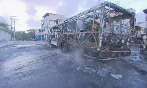 
				
					Ônibus é incendiado durante ação criminosa em bairro de Salvador
				
				